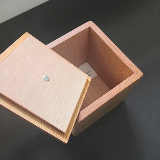 "scatola in legno portagioie con coperchio"