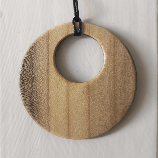 "Ciondolo in legno forma circolare"